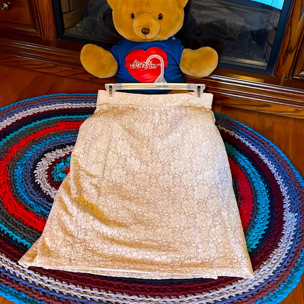 Lace skirt, double lined, beautiful, comfortable 18/20